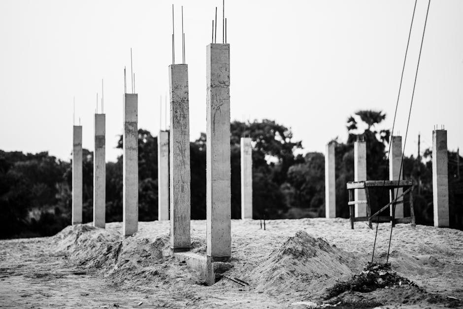 nowoczesne elementy fundamentowe z betonu przygotowane do montażu na placu budowy