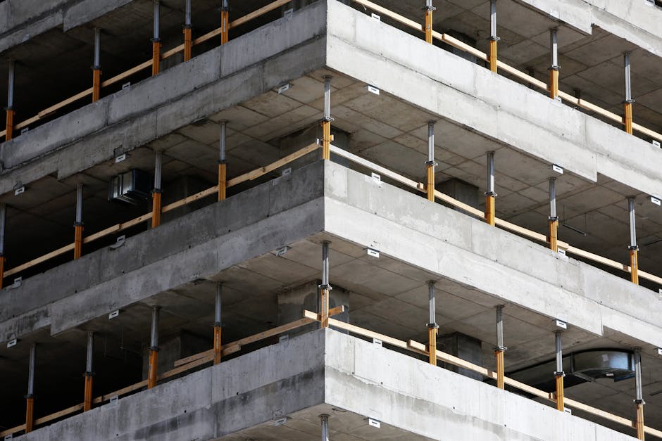 Profesjonalny montaż belek betonowych na placu budowy przy użyciu dźwigu