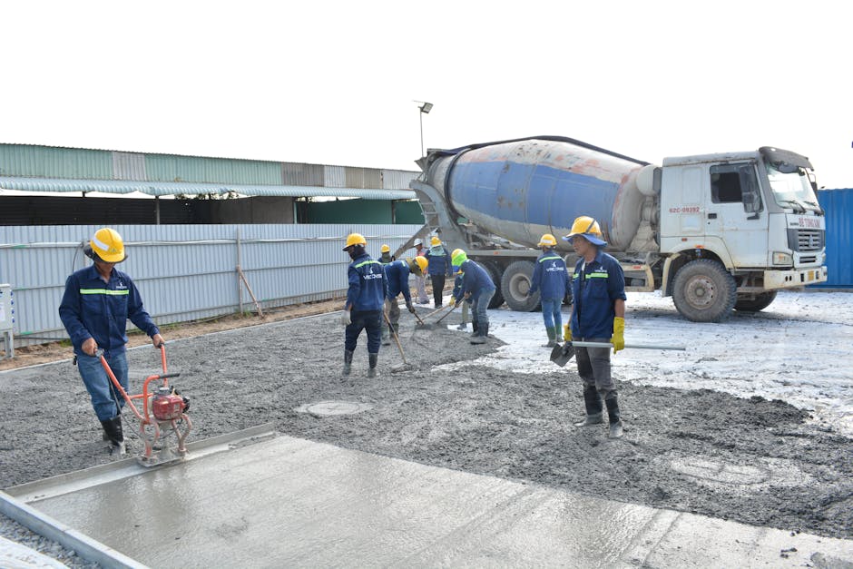 betonowe prefabrykaty drogowe ułożone na placu budowy gotowe do montażu